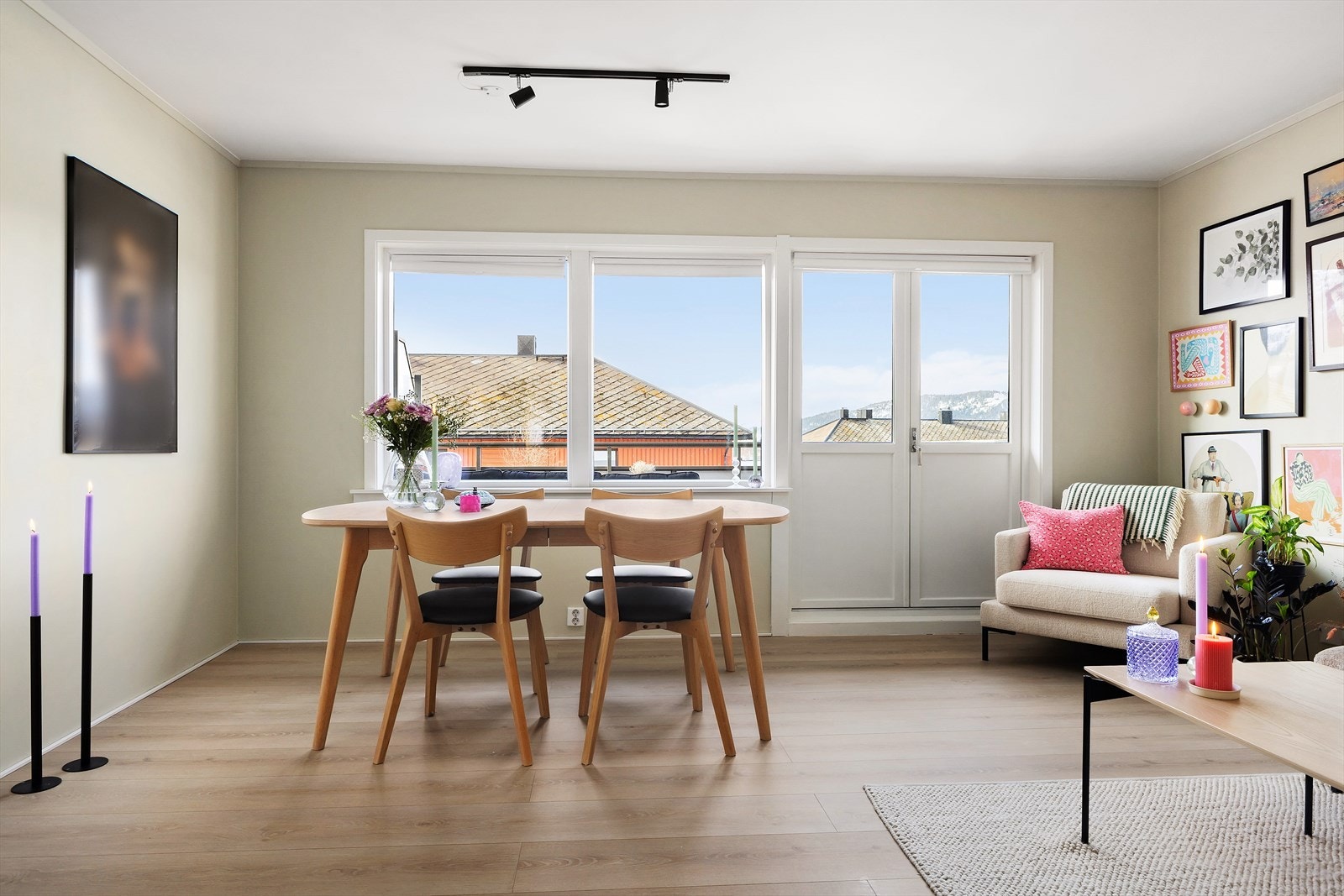 Med en arealeffektiv planløsning på 66 m2 byr andelen på både komfort og funksjonalitet, samtidig som den ligger i umiddelbar nærhet til alt av byens fasiliteter. Galleribilde