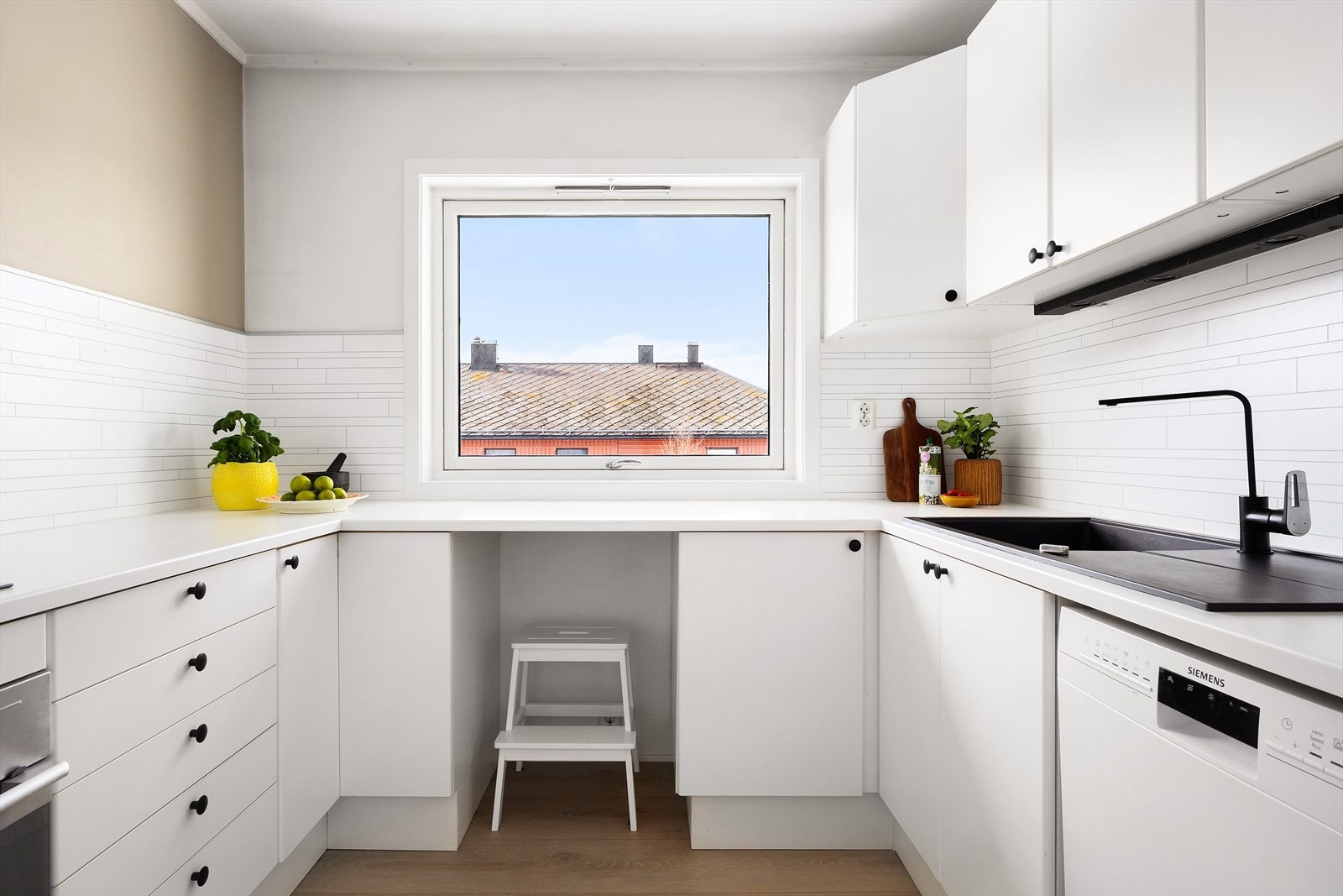 Her er det godt med både skap- og benkeplass. Hvitevarer i kjøkken som koketopp og stekeovn medfølger handelen. Galleribilde