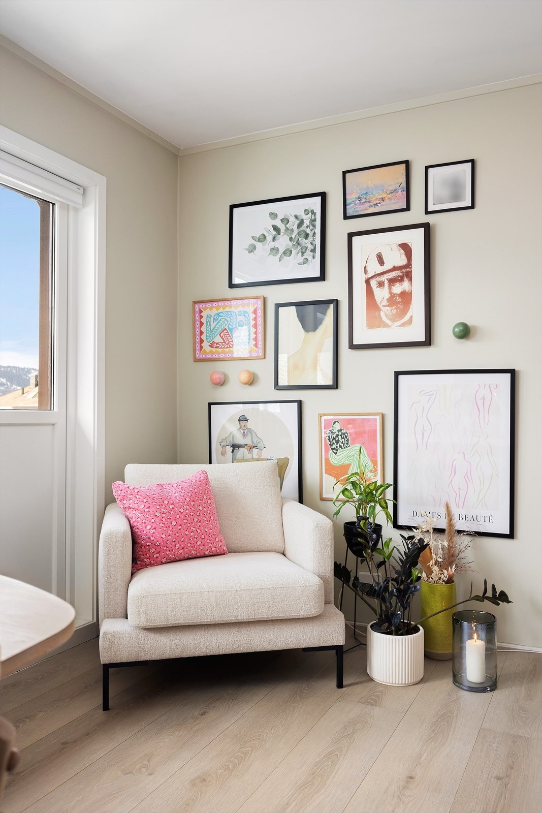 Dagens eier har innredet med friskt og innbydende interiør i fargerik stil. Galleribilde