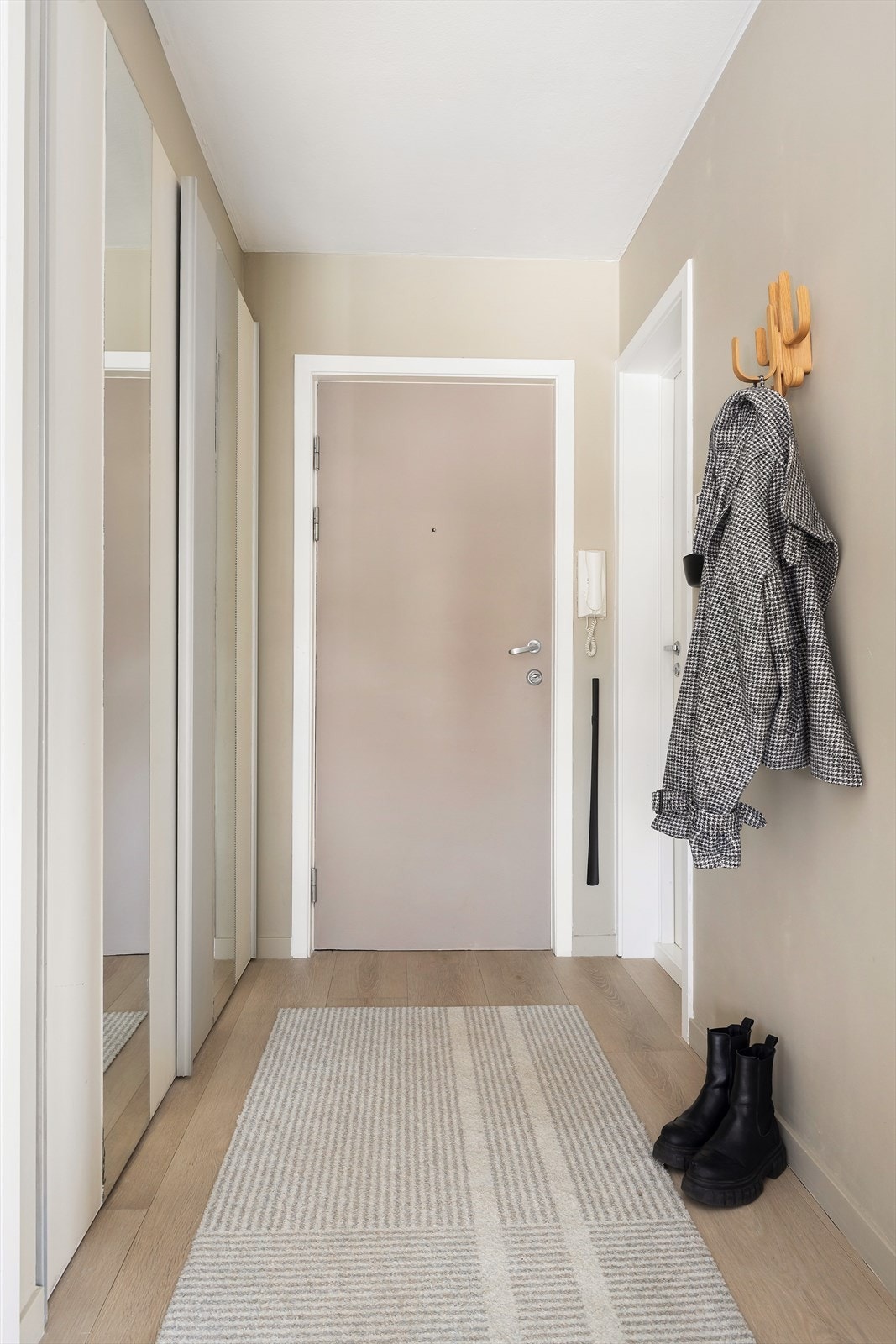 Velkommen inn til en innbydende entre - her er det satt inn en skyvedørsgarderobe for enkel lagring av sko og yttertøy. Galleribilde
