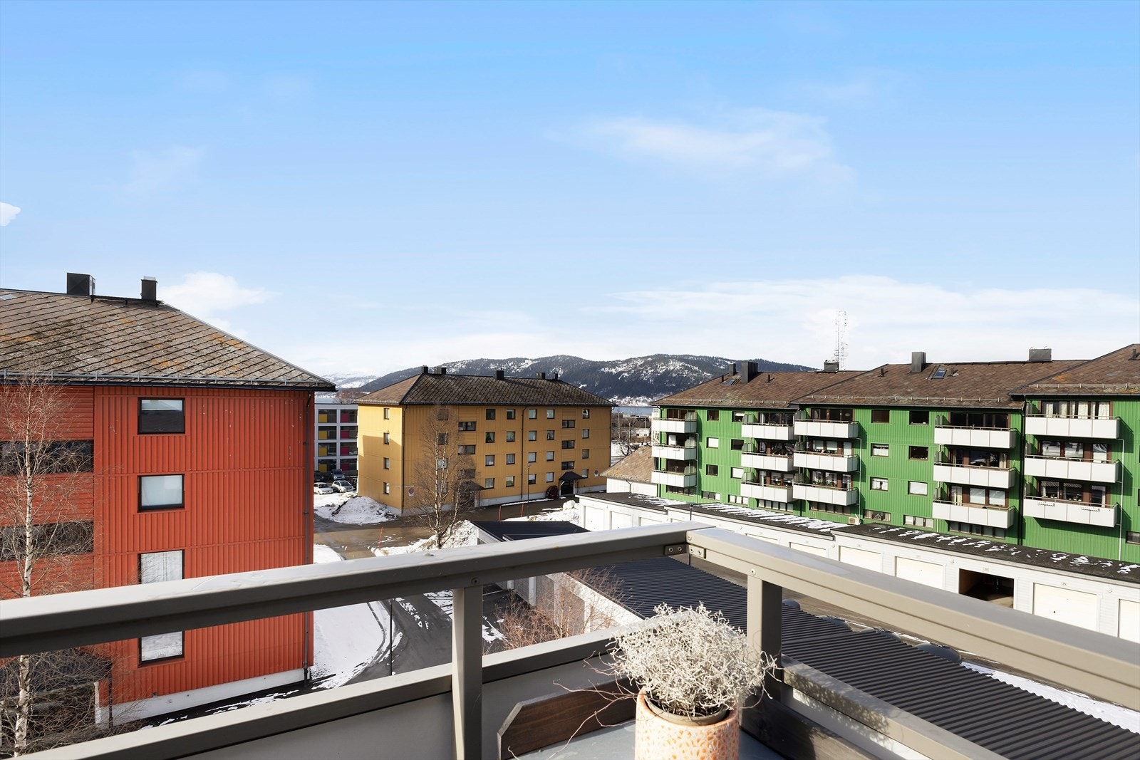 Det er kort vei til alle sentrums fasiliteter som kjøpesentre, butikker og kontorer, kino/teater. Innenfor gangavstand kan også barnehage, skoler og fritidsområder som Klokkerhagen og Talvikparken nås. Galleribilde