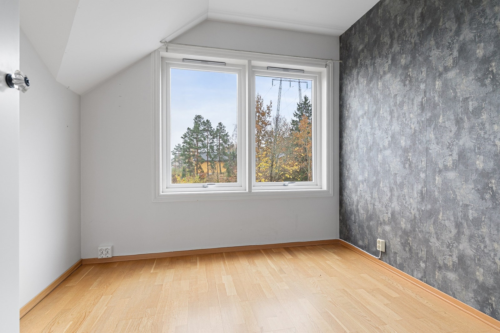 Soverom med plass til seng og klesskap Galleribilde