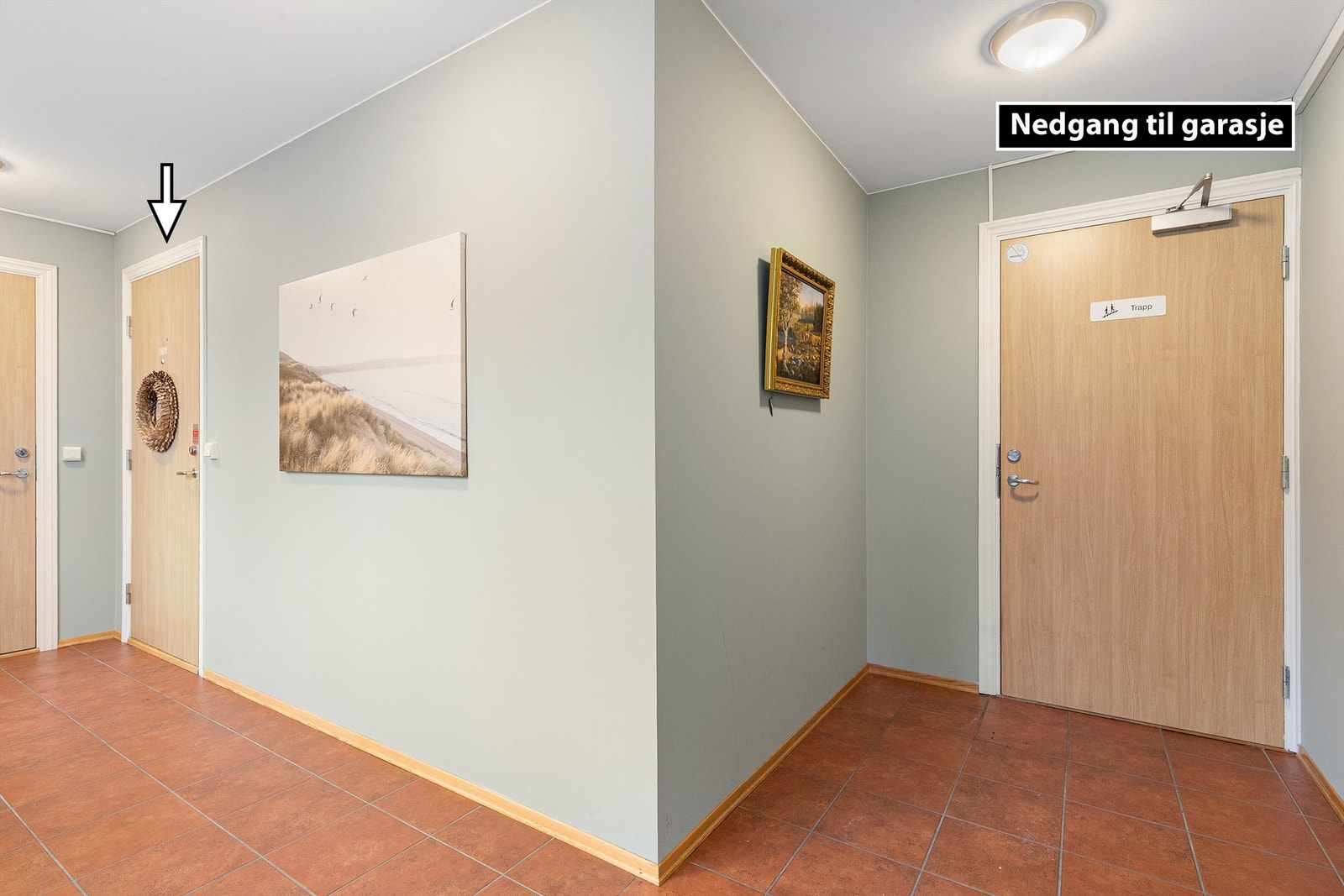 Trappefritt med heis til garasje og hovedinngang rett utenfor leiligheten. Det er også en egen inngang og parkeringsplasser rett utenfor Galleribilde