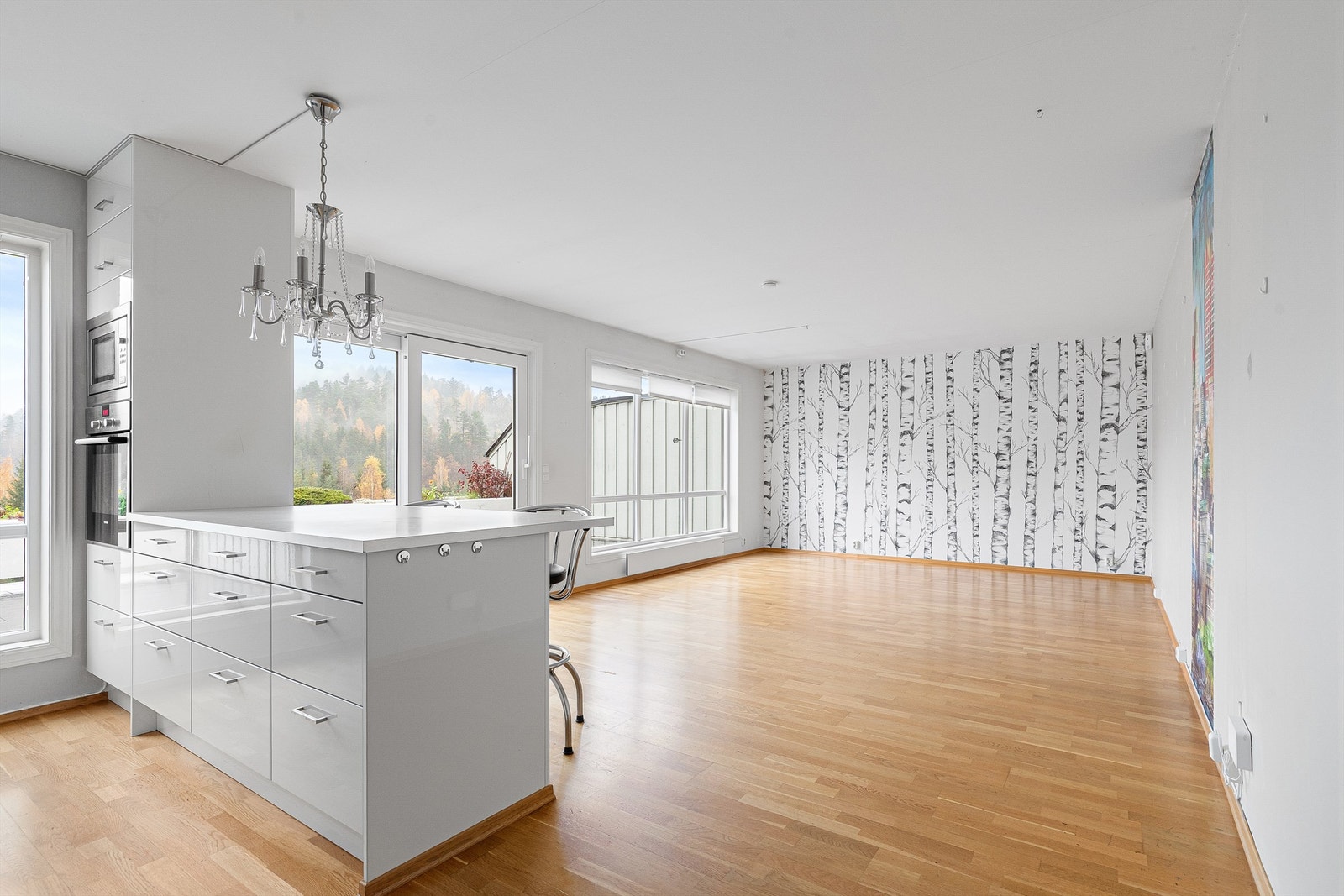 Mellom stuen og kjøkkenet er det plass til spisestue Galleribilde