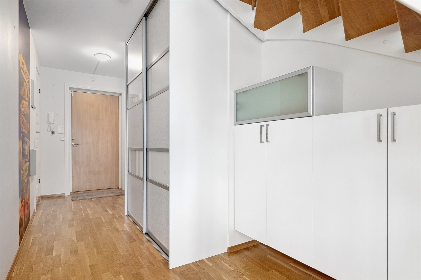 Entré med praktisk skyvedørsgarderobe Galleribilde