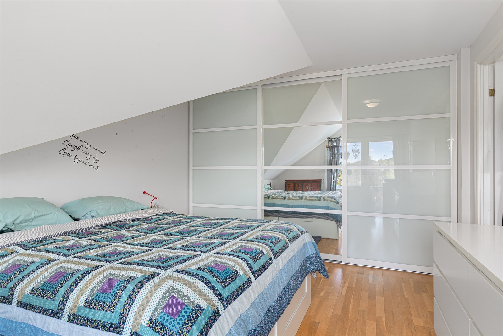 Dagens hovedsoverom med god plass til dobbeltseng og skyvedørsgarderobe Galleribilde