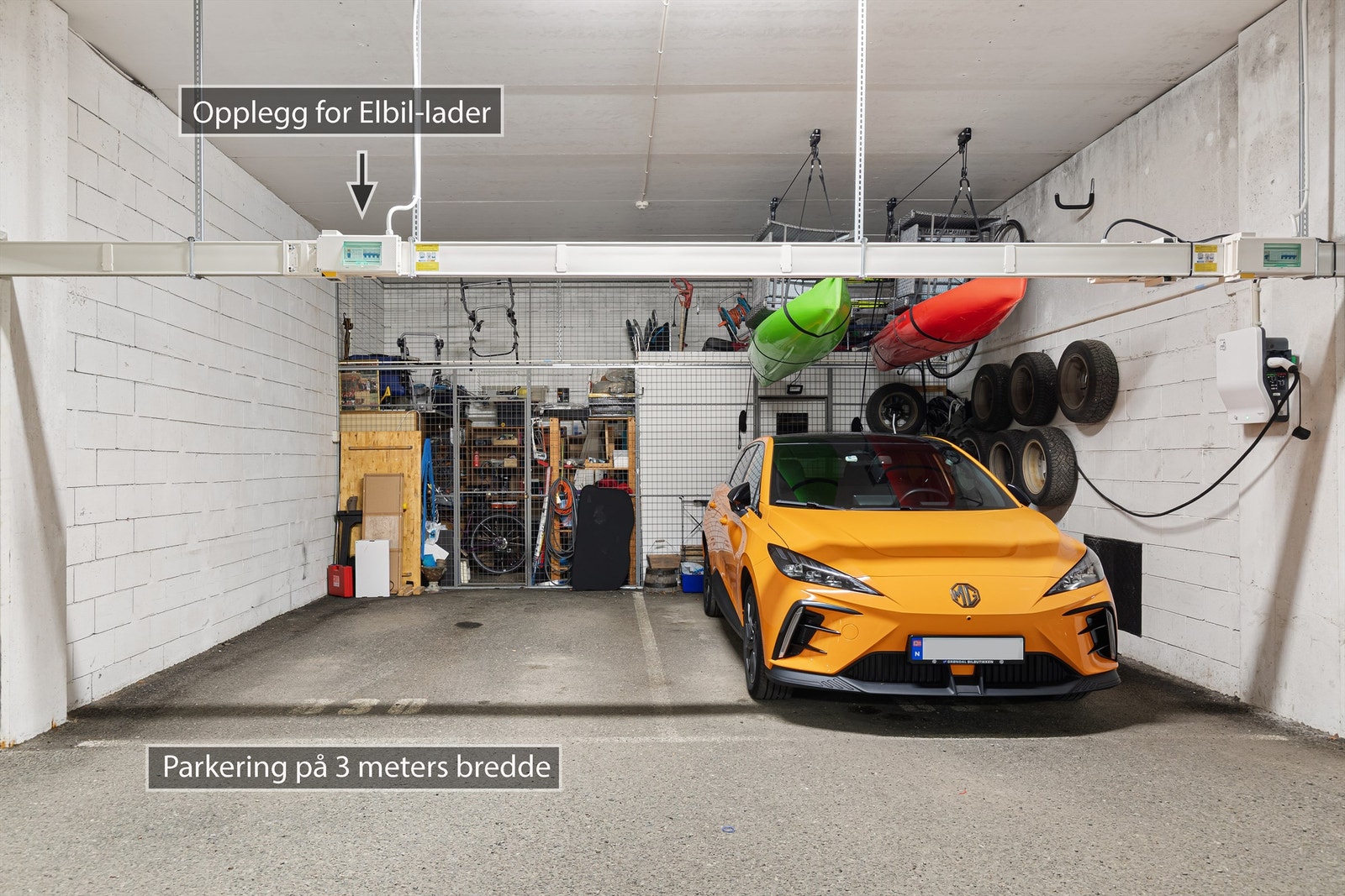 Romslig garasjeplass med opplegg for ladeboks, samt bod med god takhøyde i bakkant Galleribilde