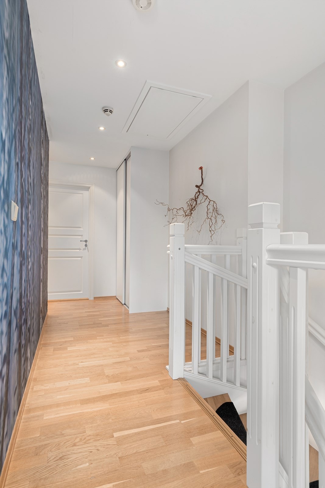 Gang med praktisk skap med skyvedører også her Galleribilde