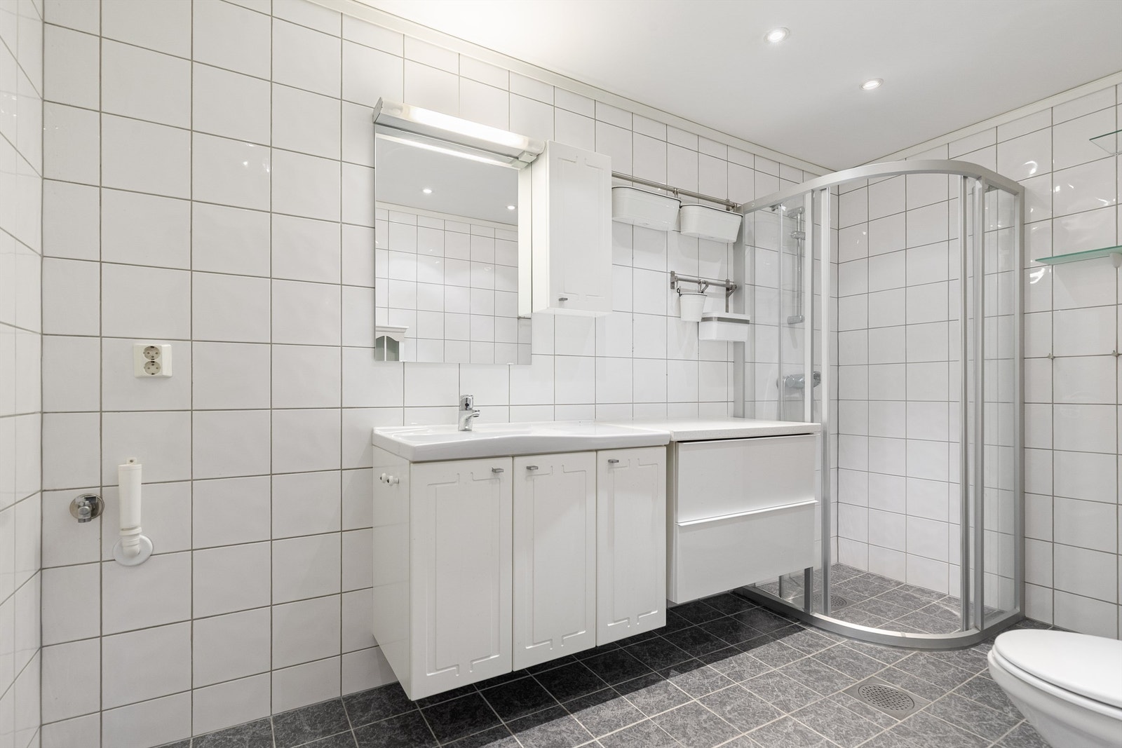 Flislagt bad med gulvvarme i 2.etg. Badet har opplegg for vaskemaskin og tørketrommel Galleribilde