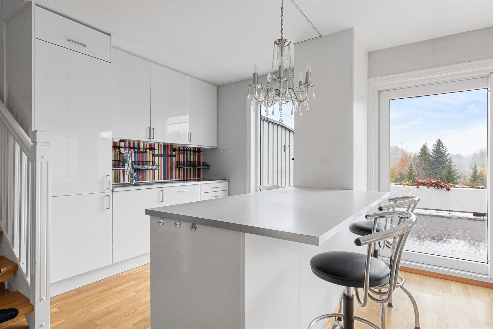 Praktisk kjøkkenhalvøy som gir et naturlig skille i rommet Galleribilde