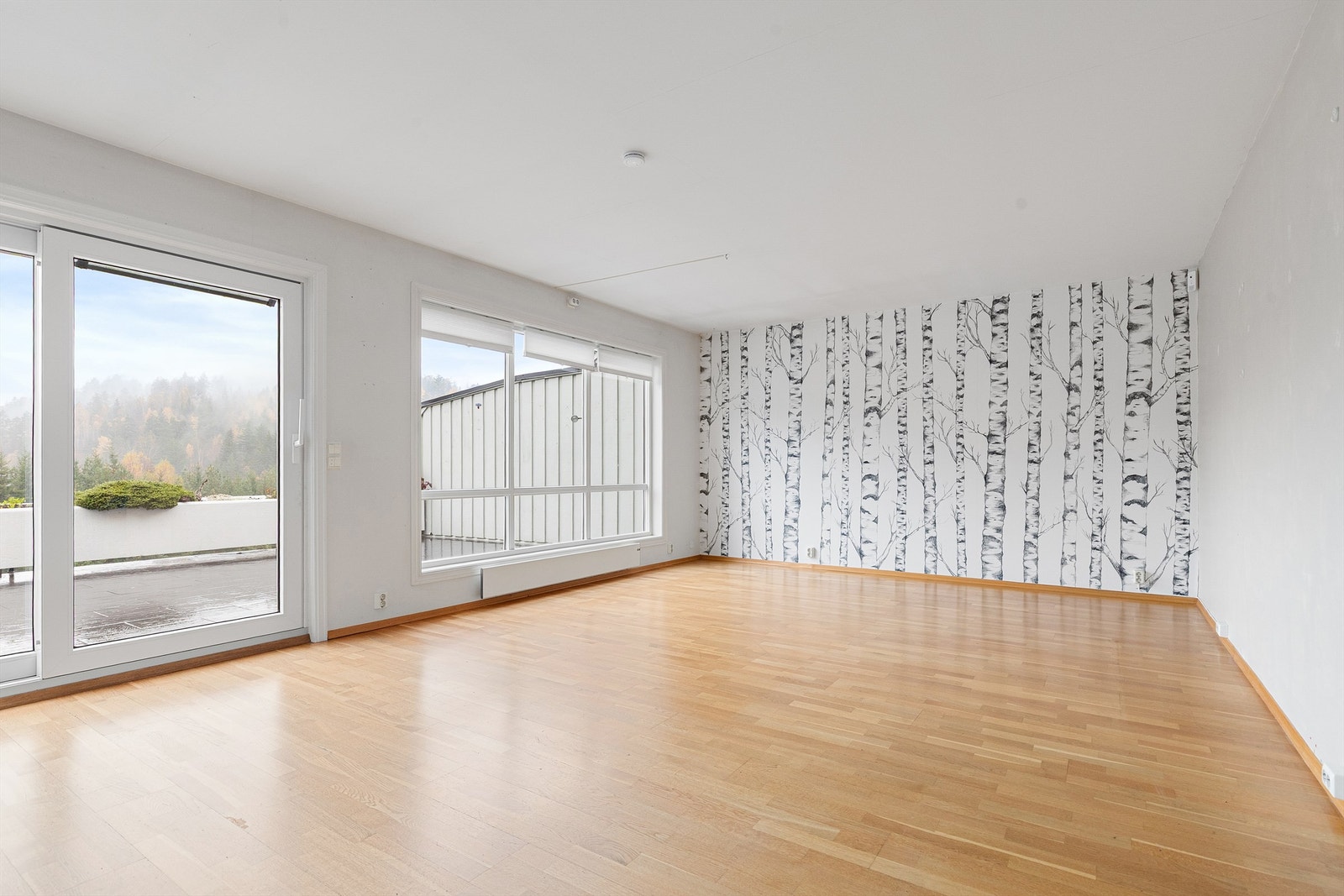 Stuen har god plass til sofaløsning med tilhørende møblementer og tv-seksjon Galleribilde