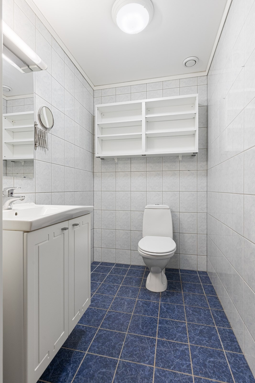Praktisk toalettrom i leilighetens 1.etg Galleribilde