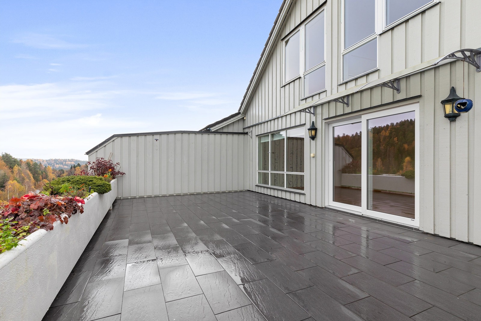 Romslig og solrik terrasse på ca 38 kvm med utgang fra stue/spisestue Galleribilde