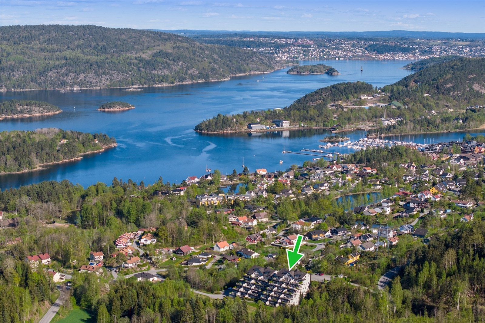 Leiligheten har en tilbaketrukket beliggenhet i rolige omgivelser, men med kort vei til både fjorden og Sætre sentrum med alt du trenger i det daglige Galleribilde