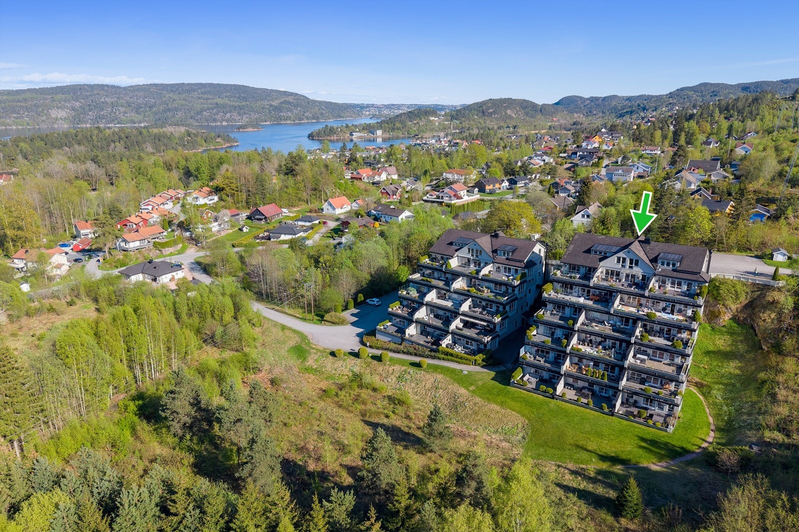 Lys og pen toppleilighet over 2 plan sentralt i Sætre. Heis og garasje Galleribilde