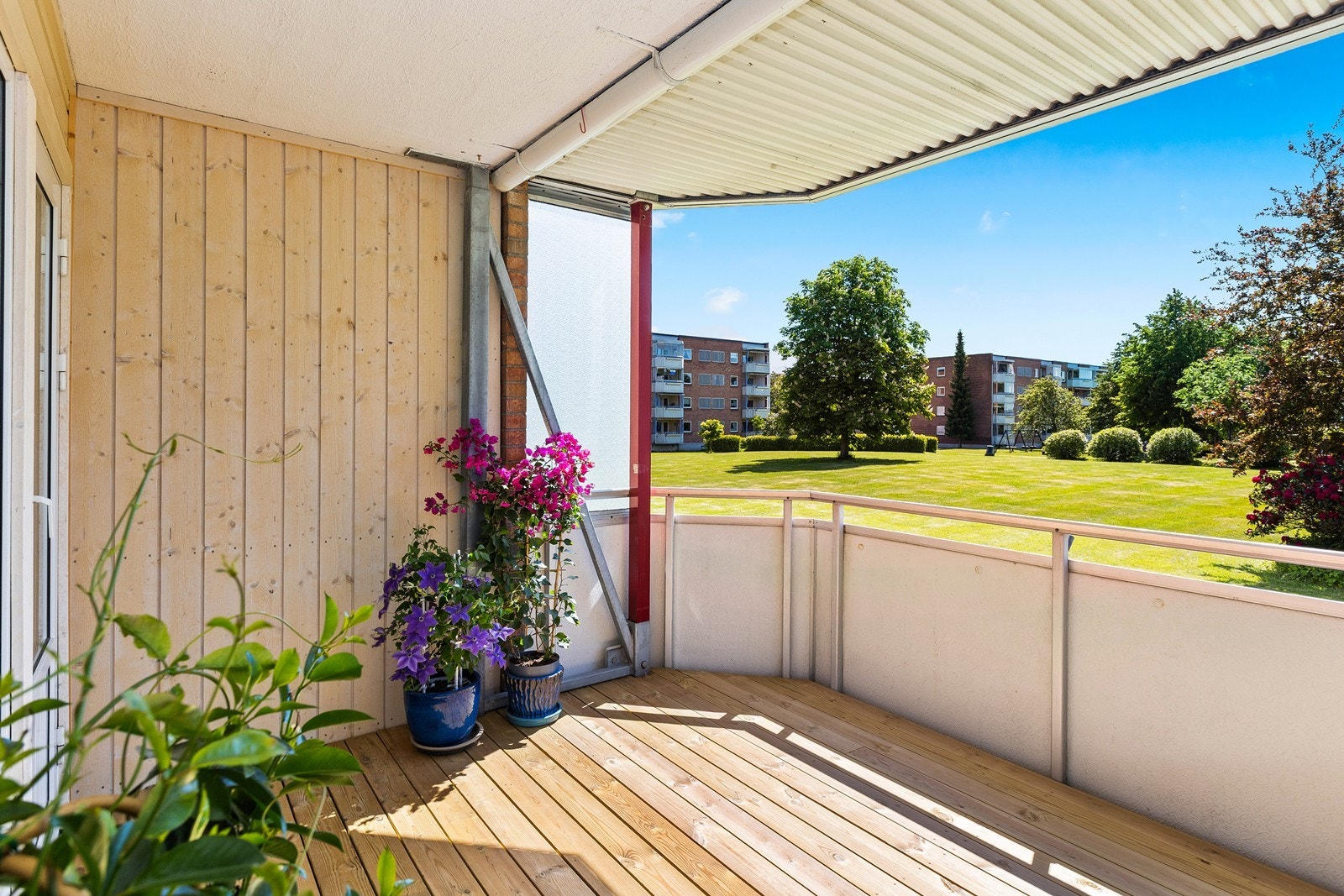 Overbygget og trivelig uteplass med plass til sittegruppe Galleribilde