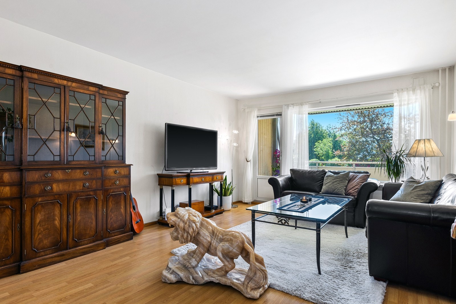 Leiligheten har lett adkomst i første etasje og består av entré/gang, ett soverom, bad, stue og kjøkken Galleribilde