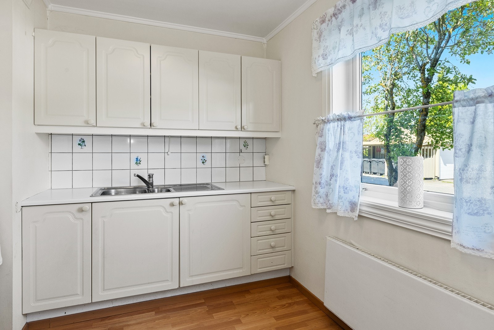 Eldre kjøkkeninnredning som har laminat benkeplate Galleribilde