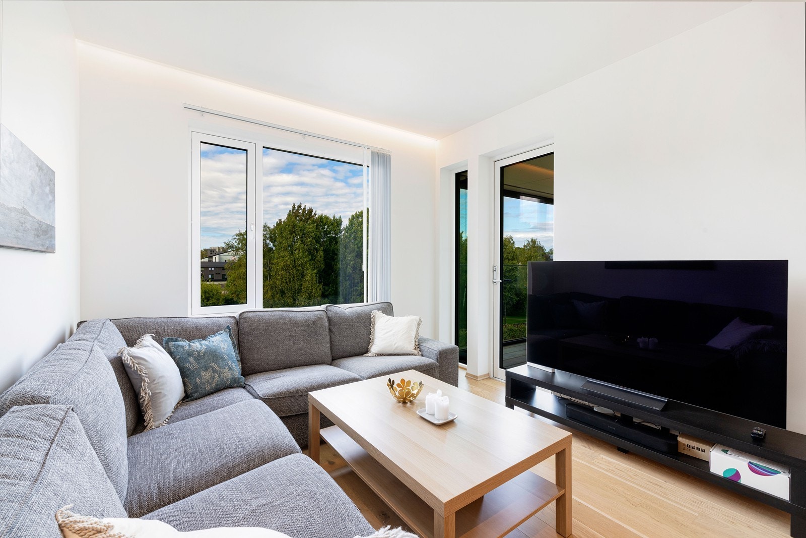 Fra stue er det utgang til balkong Galleribilde