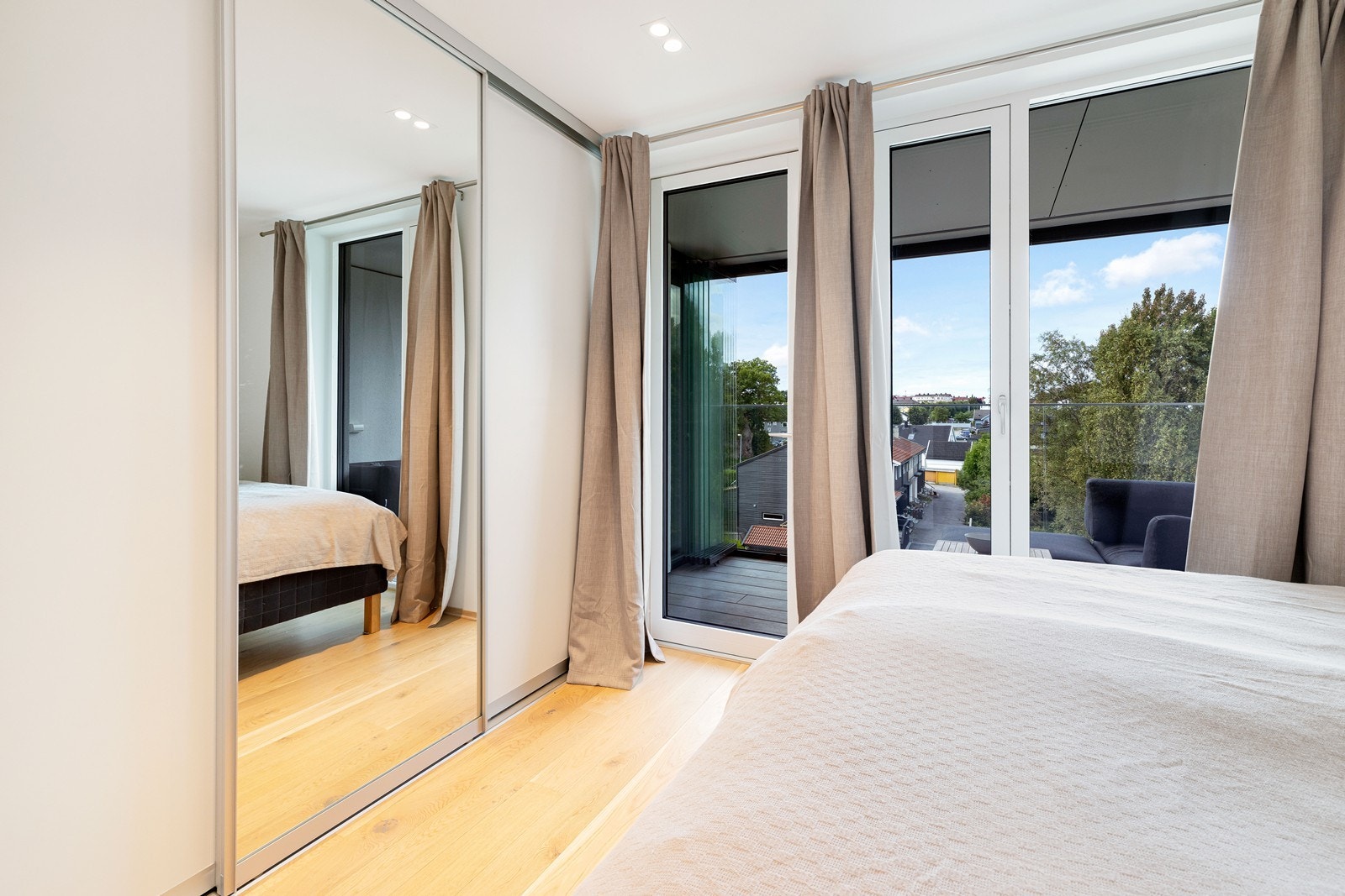 Skyvedørsgarderobe til oppbevaring. Utgang til balkong fra soverom. Galleribilde