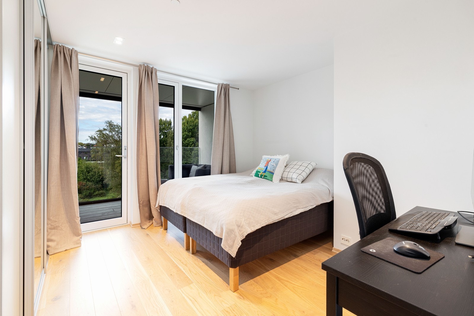 Soverom med god plass til dobbeltseng Galleribilde