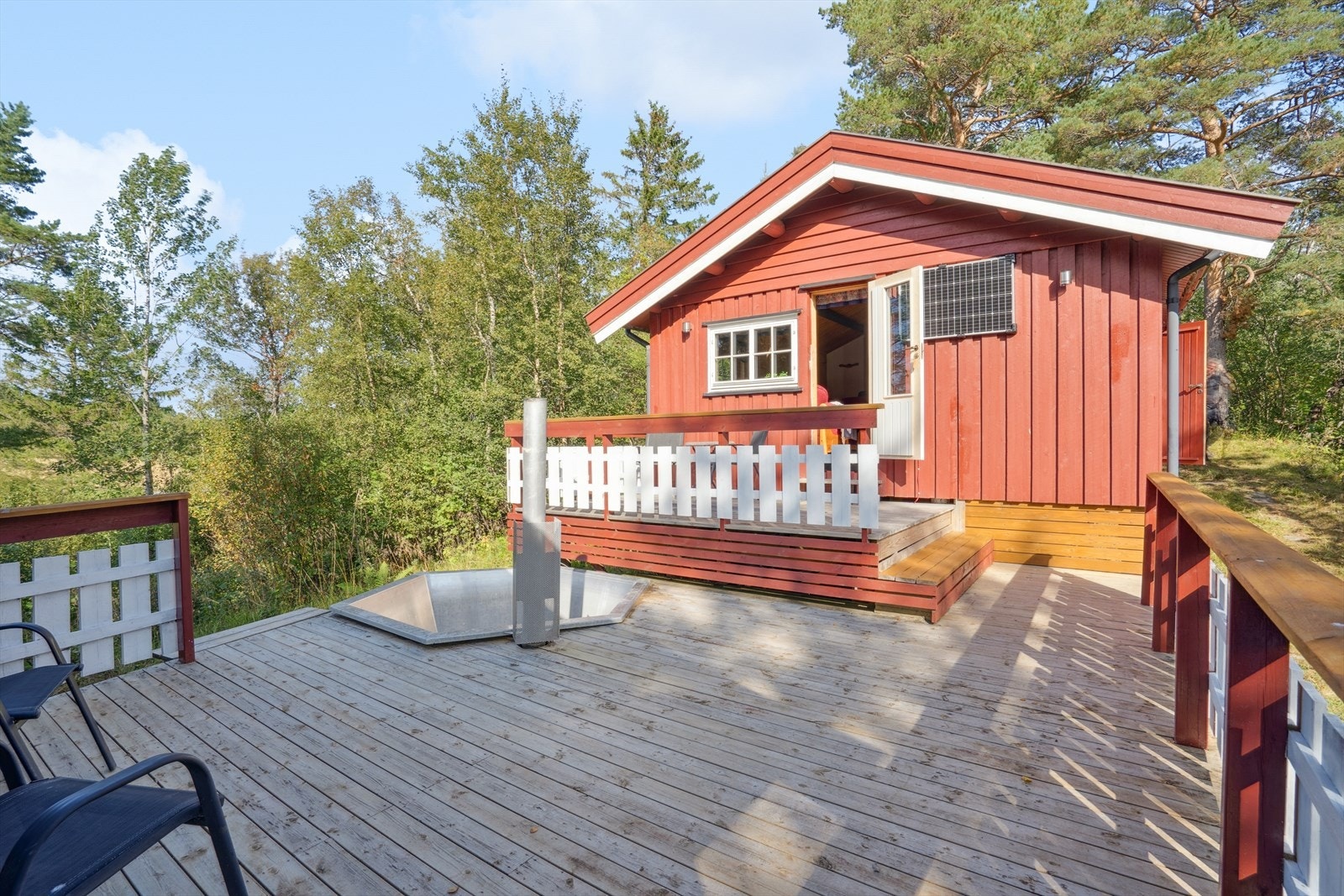 Koselig hytte med skjermet beliggenhet like utenfor Rissa sentrum. Galleribilde