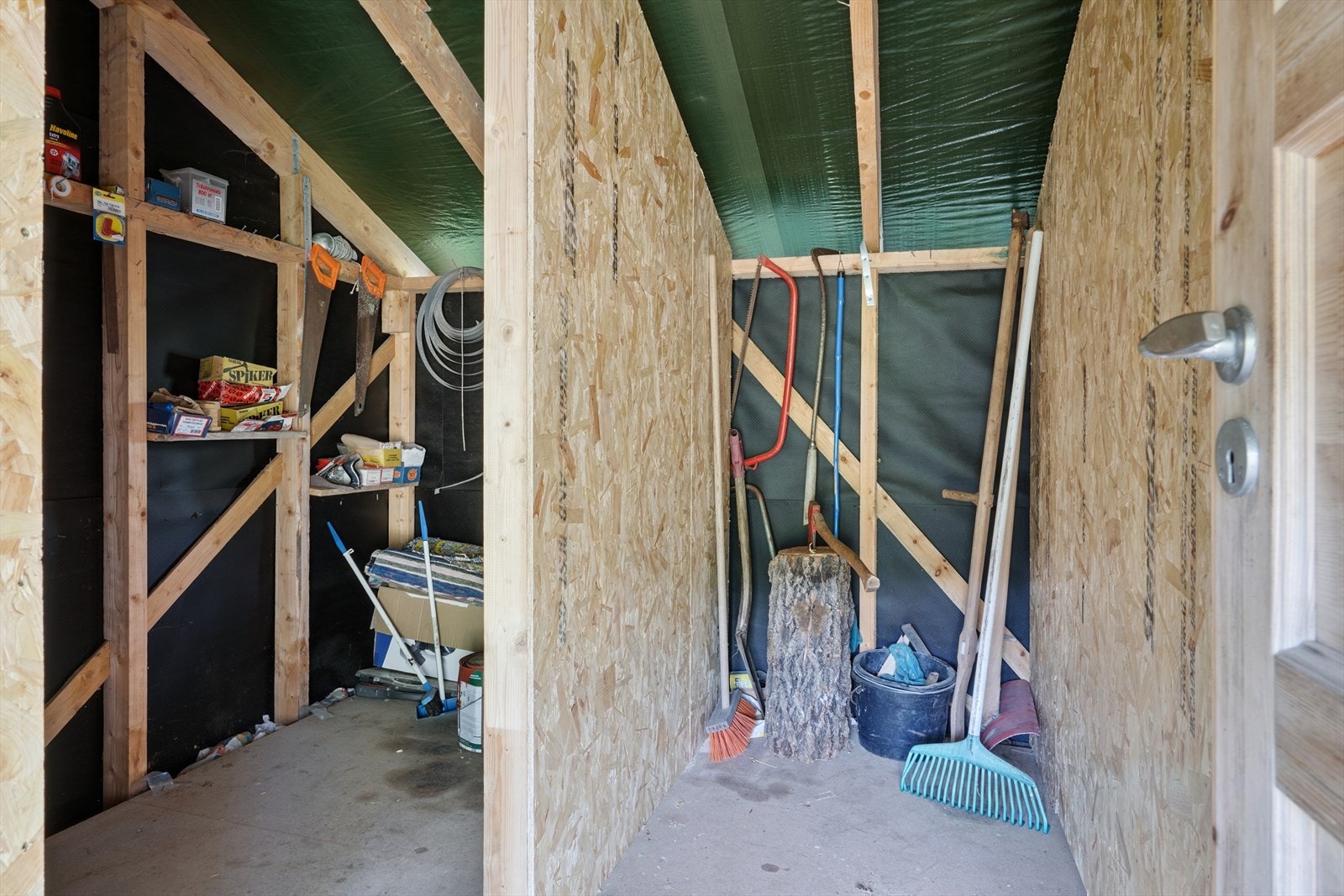 Uthuset har åpen fundamentering på pilarer. Nytt aggregat medfølger handelen. Galleribilde