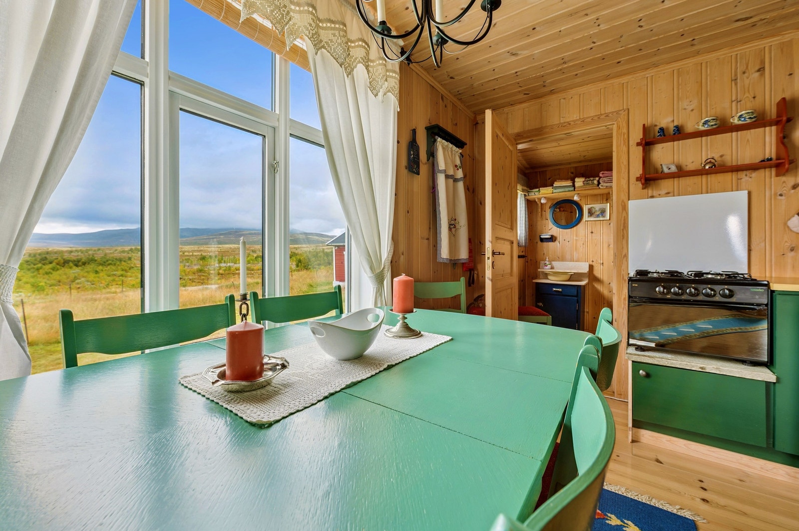 Her kan måltidene nytes med en vidstrakt utsikt over det omkringliggende landskapet. Galleribilde