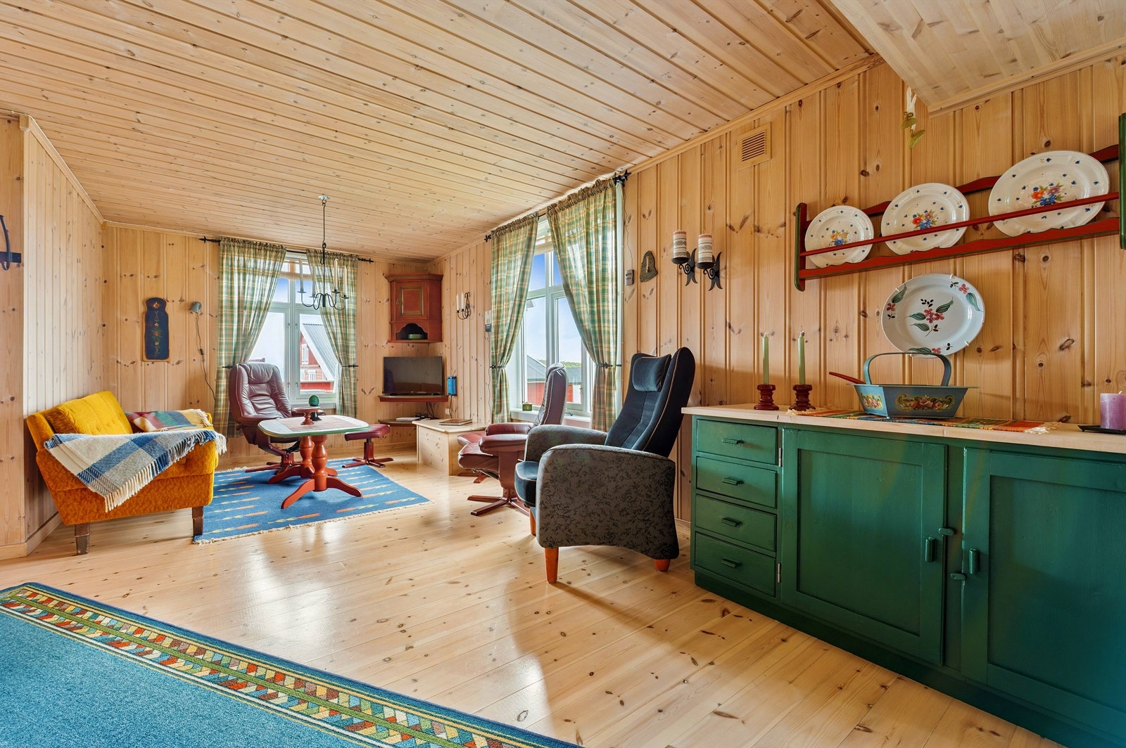 Gjennomgående bruk av trepanel på vegger og i himling gir en lun og tradisjonell hytteatmosfære. Galleribilde