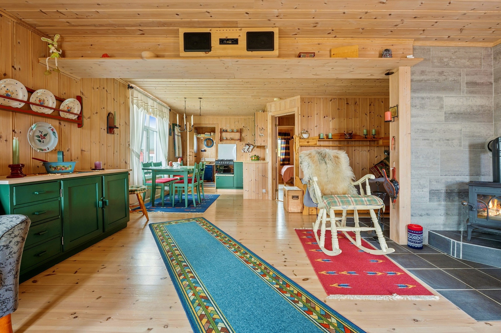 Den åpne løsningen mellom stue og kjøkken skaper et sosialt og innbydende allrom. Galleribilde