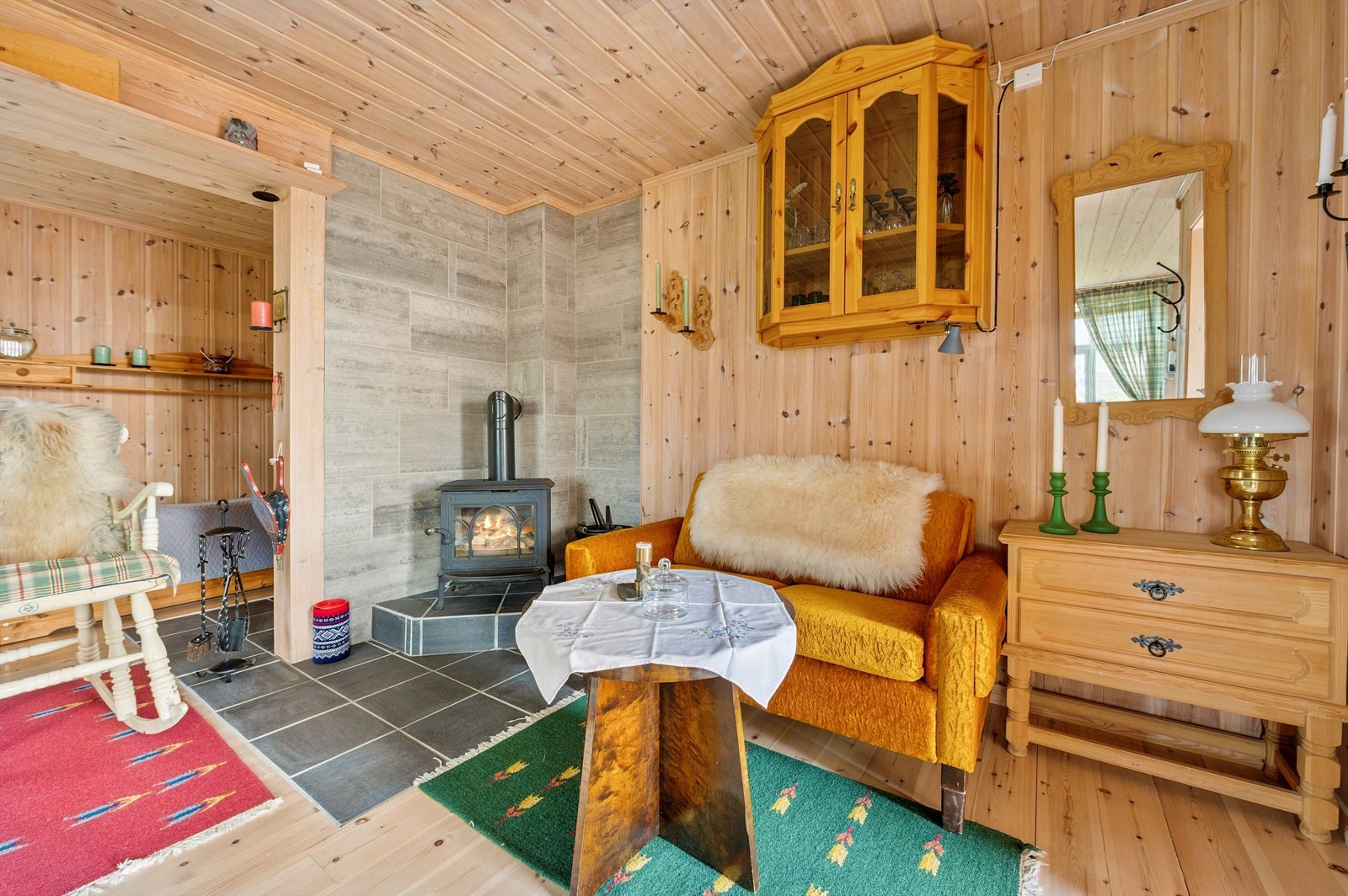 To vedovner i stuen sørger for effektiv oppvarming og hygge på kalde dager. Galleribilde