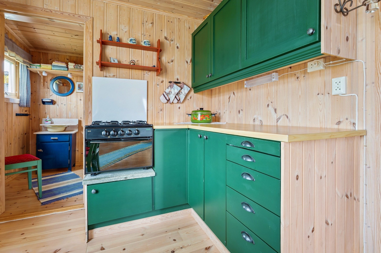 Kjøkkenet er utstyrt med gasskomfyr og koketopp. Strøm leveres av et solcelleanlegg. Galleribilde