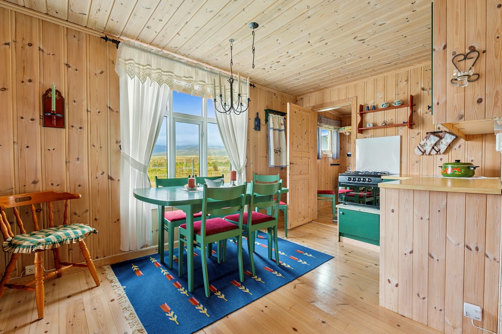 Kjøkkeninnredningen har malte, profilerte fronter og en praktisk benkeplate i laminat. Galleribilde