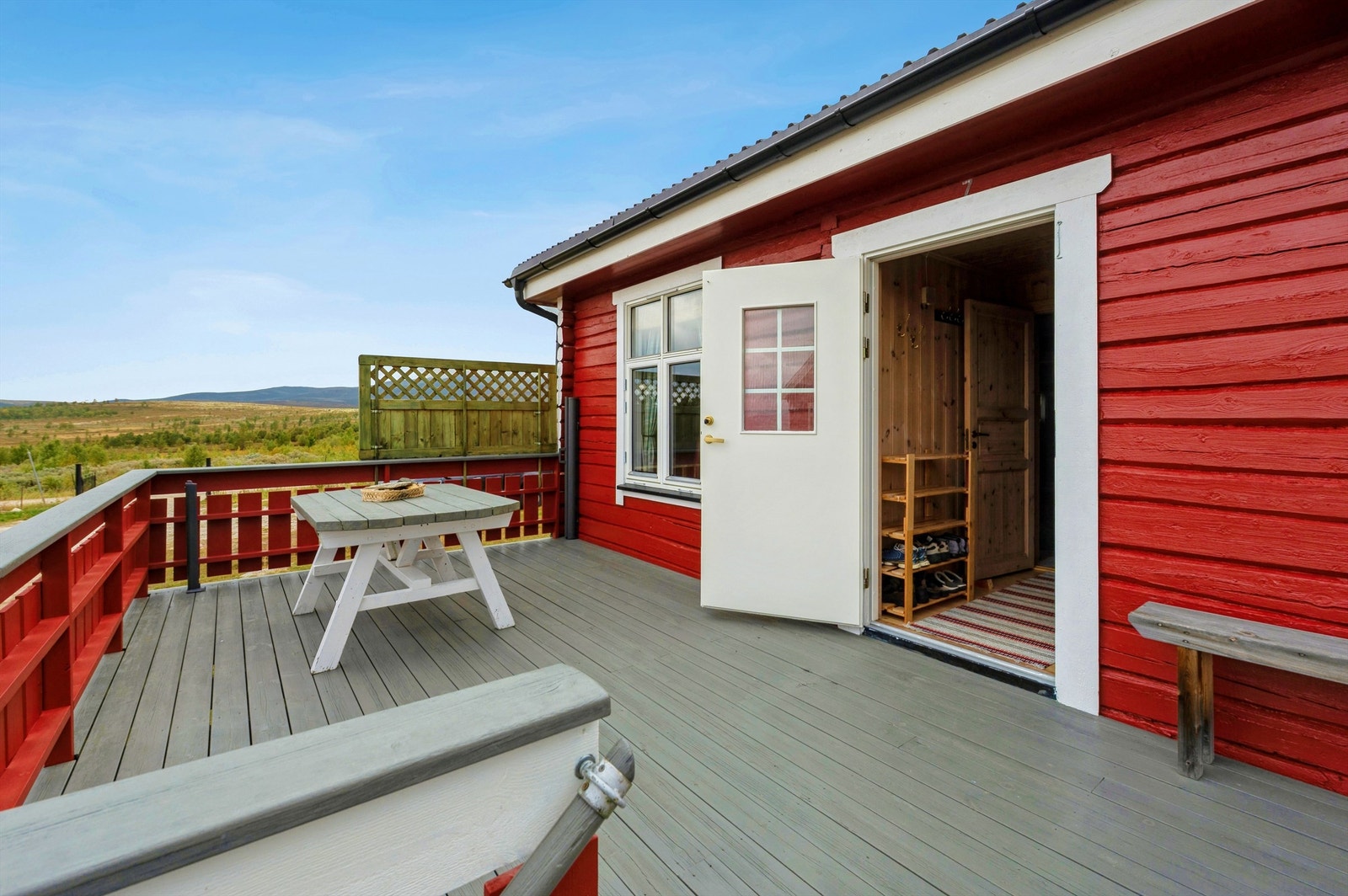 Terrassen er bygget i tre og ligger i direkte tilknytning til inngangspartiet. Galleribilde