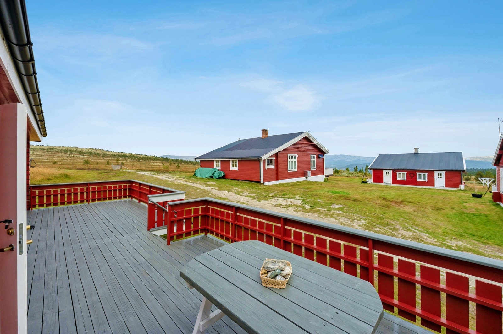 Fra den romslige, felles terrassen har man en åpen utsikt over fjellandskapet. Galleribilde