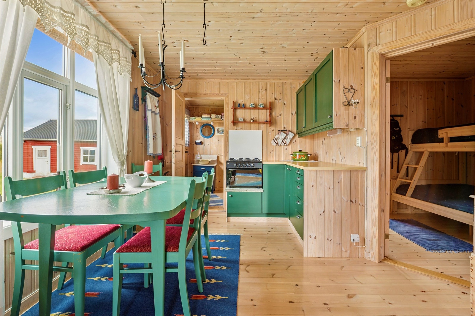 Fra spiseplassen er det fint utsyn mot naturskjønne omgivelser. Galleribilde