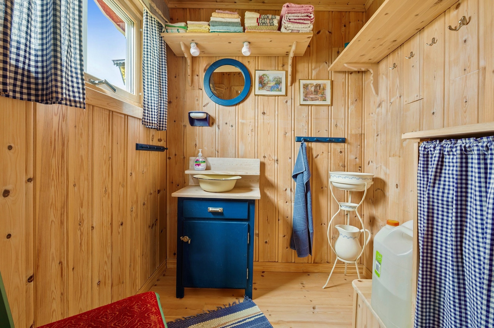 Et enkelt og funksjonelt sanitærrom Galleribilde