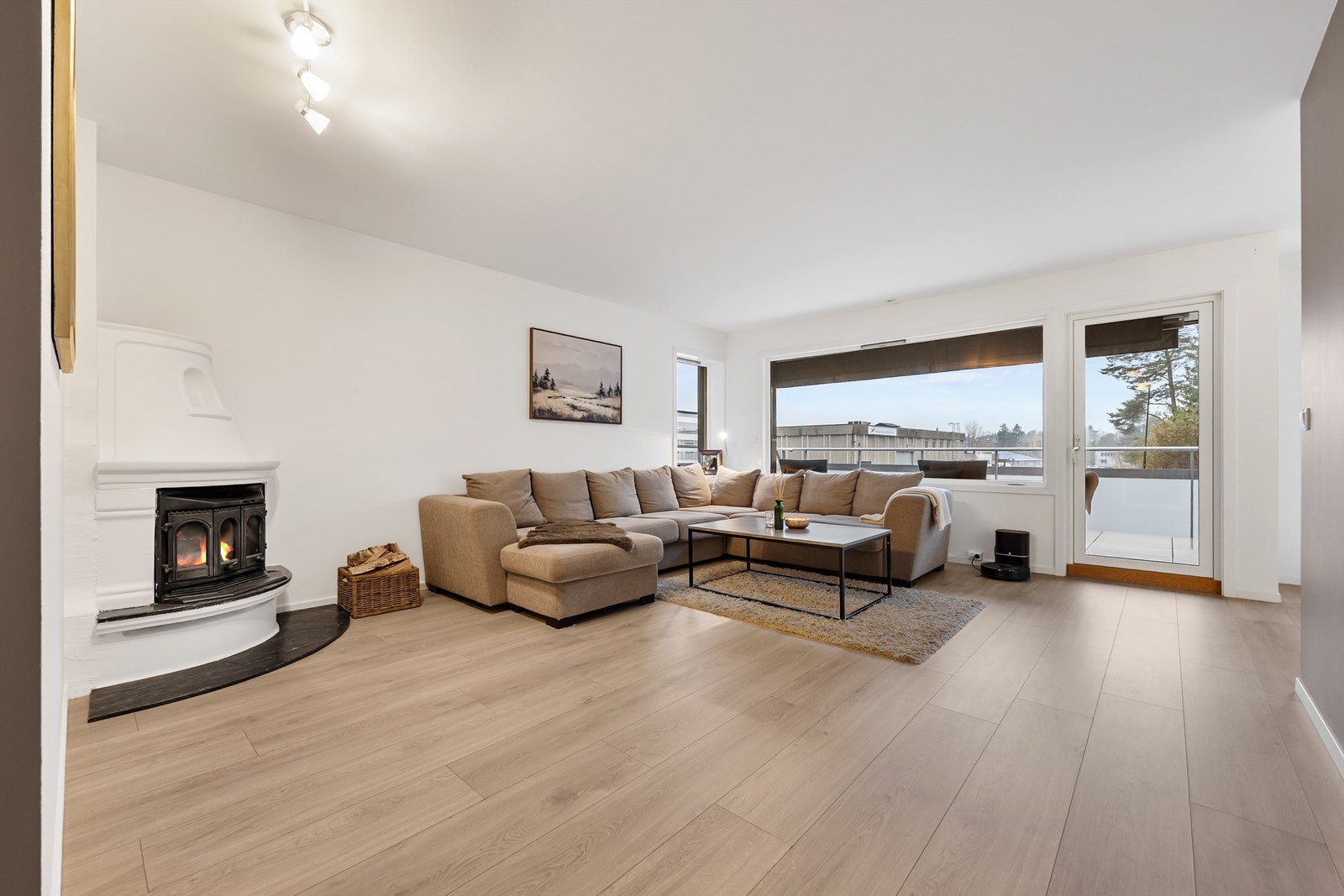 Dette er en lekkert utført leilighet, oppgradert de senere årene med glatte veggflater, nyere laminatgulv, kjøkken og modernisert bad. Galleribilde