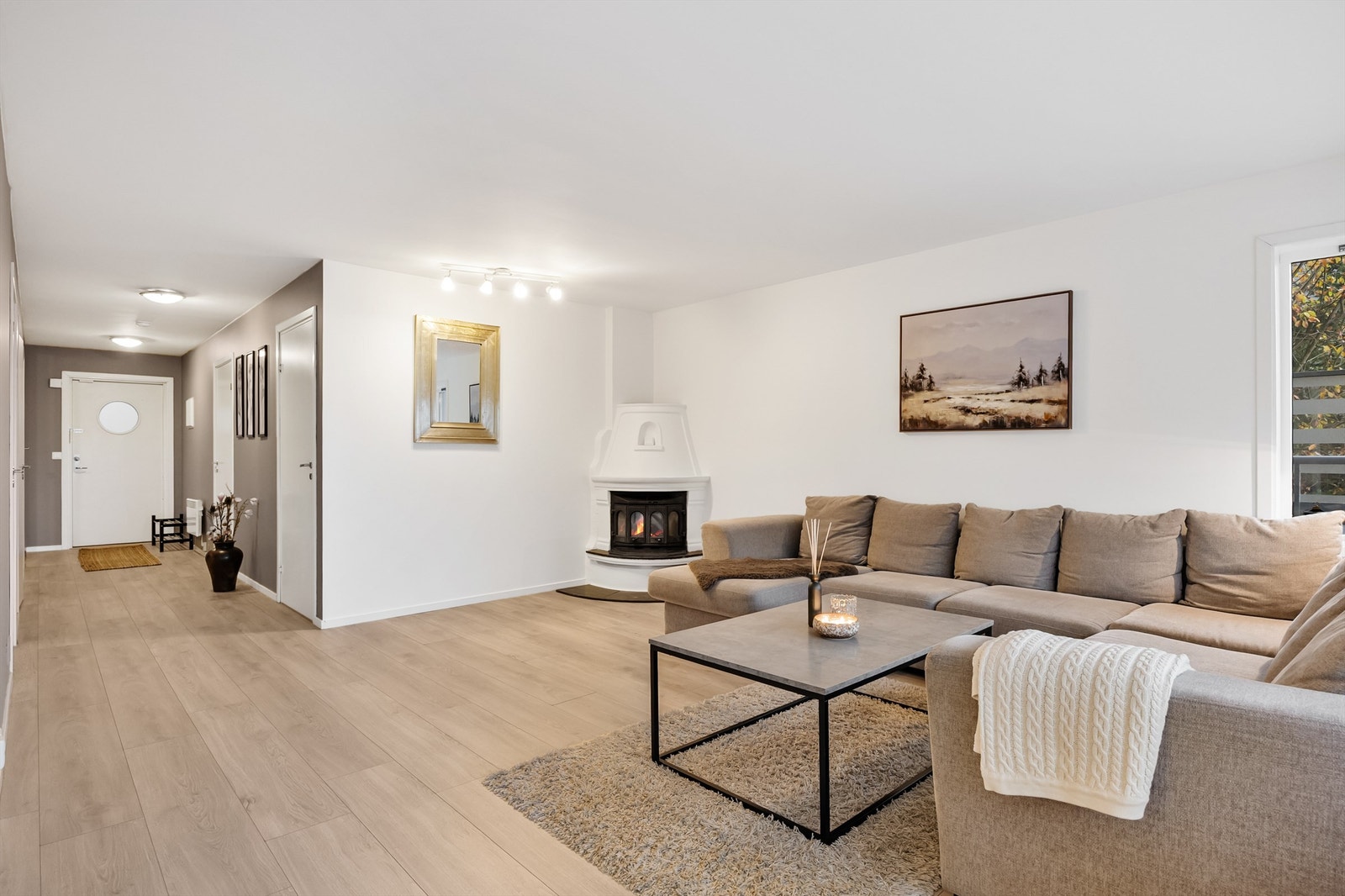 Leiligheten utgjør gode 83m² BRA-i + at det er en kjellerbod på ca. 5m² og garasjeplass med elbillader. Galleribilde