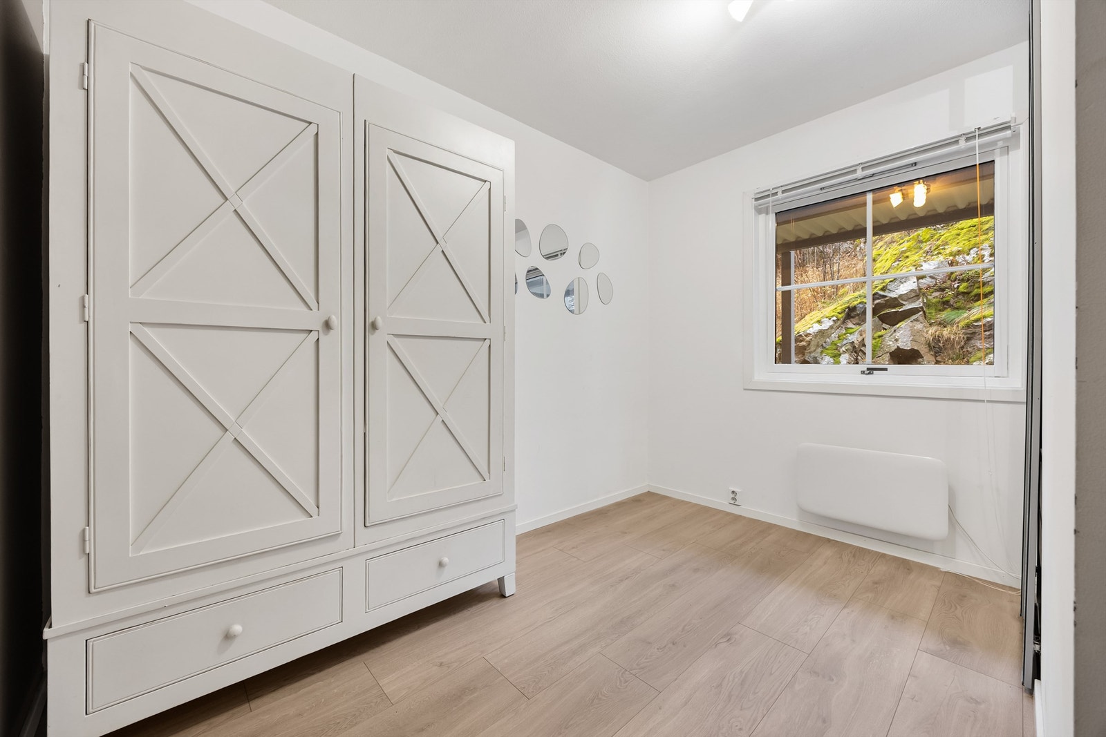 Soverom 3 er også av fin størrelse. Rommet har samme stil og standard som øvrige soverom, med garderobe med glassfronter. Galleribilde