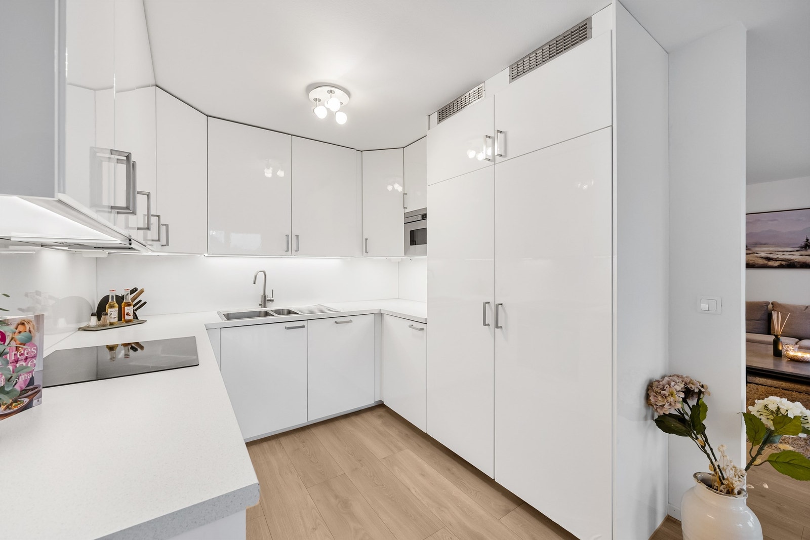 Kjøkkenet har glatte fronter og laminat benkeplate. Galleribilde