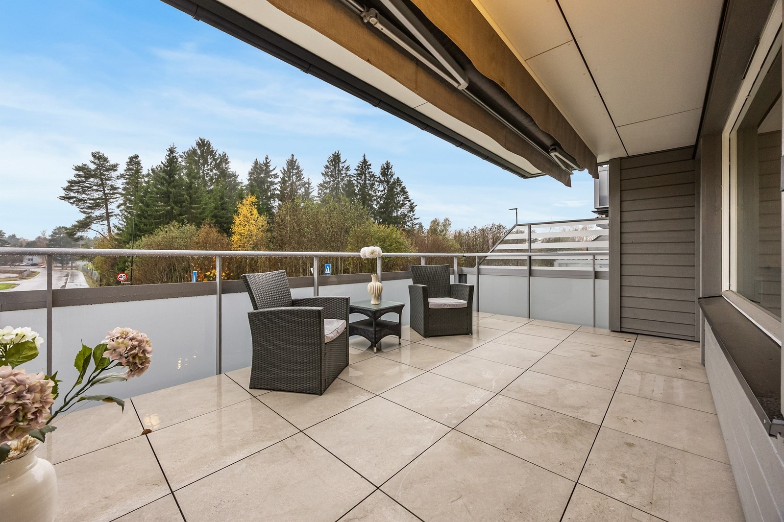 Balkongen har flislagt gulv og glassrekkverk med frostet glass som skjermer for innsyn Galleribilde