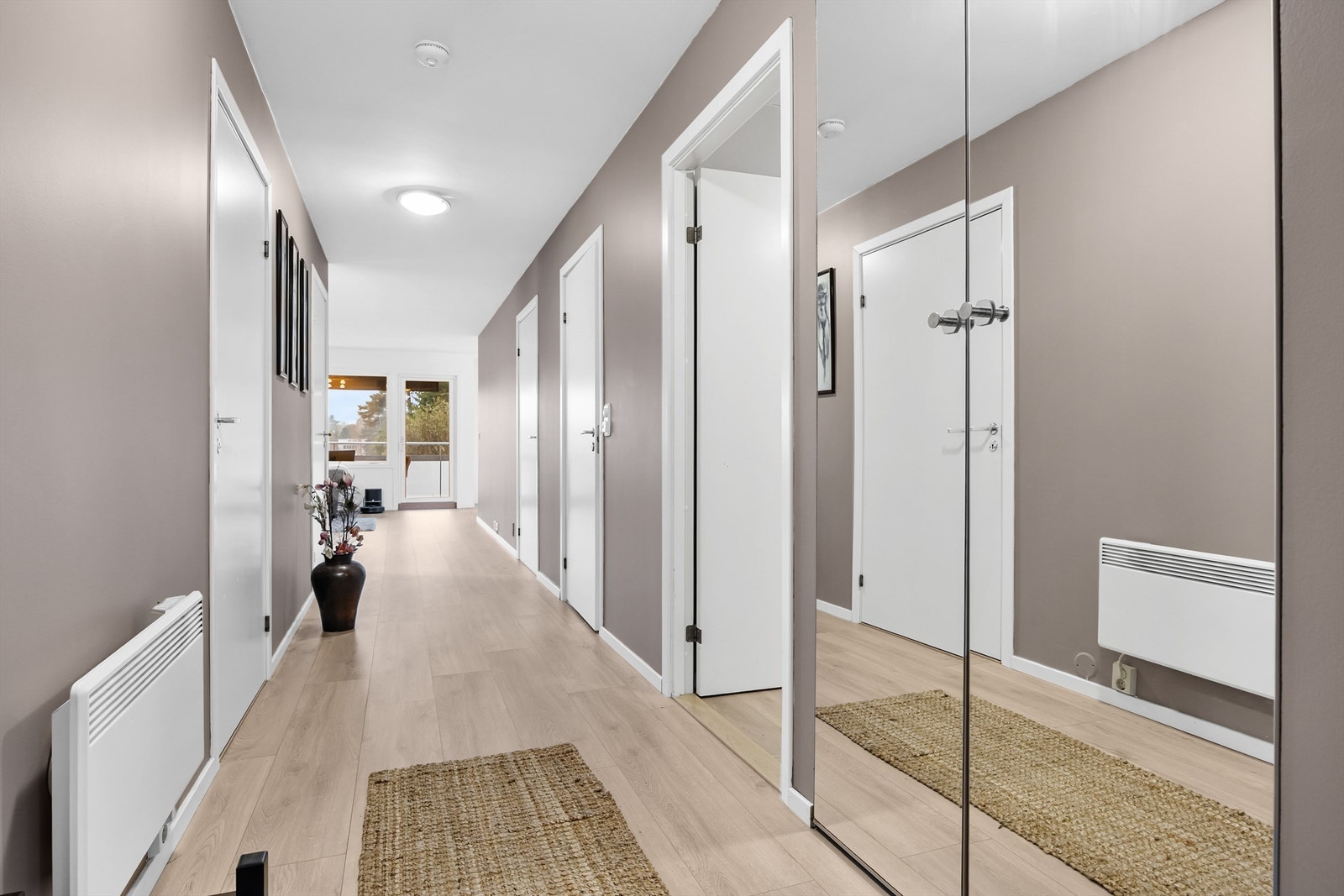 I tilknytning til gangen/stuen er det en praktisk innvendig bod på ca. 4m². I tillegg er det sportsbod på ca. 5m² Galleribilde