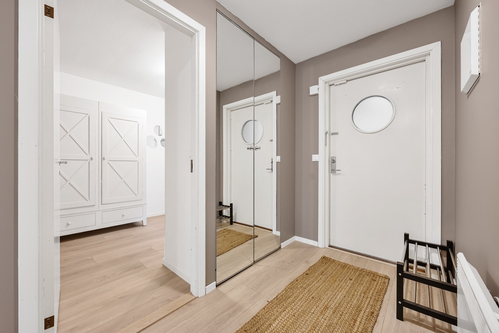 Entréen har praktisk garderobeskap med speilfronter. Galleribilde