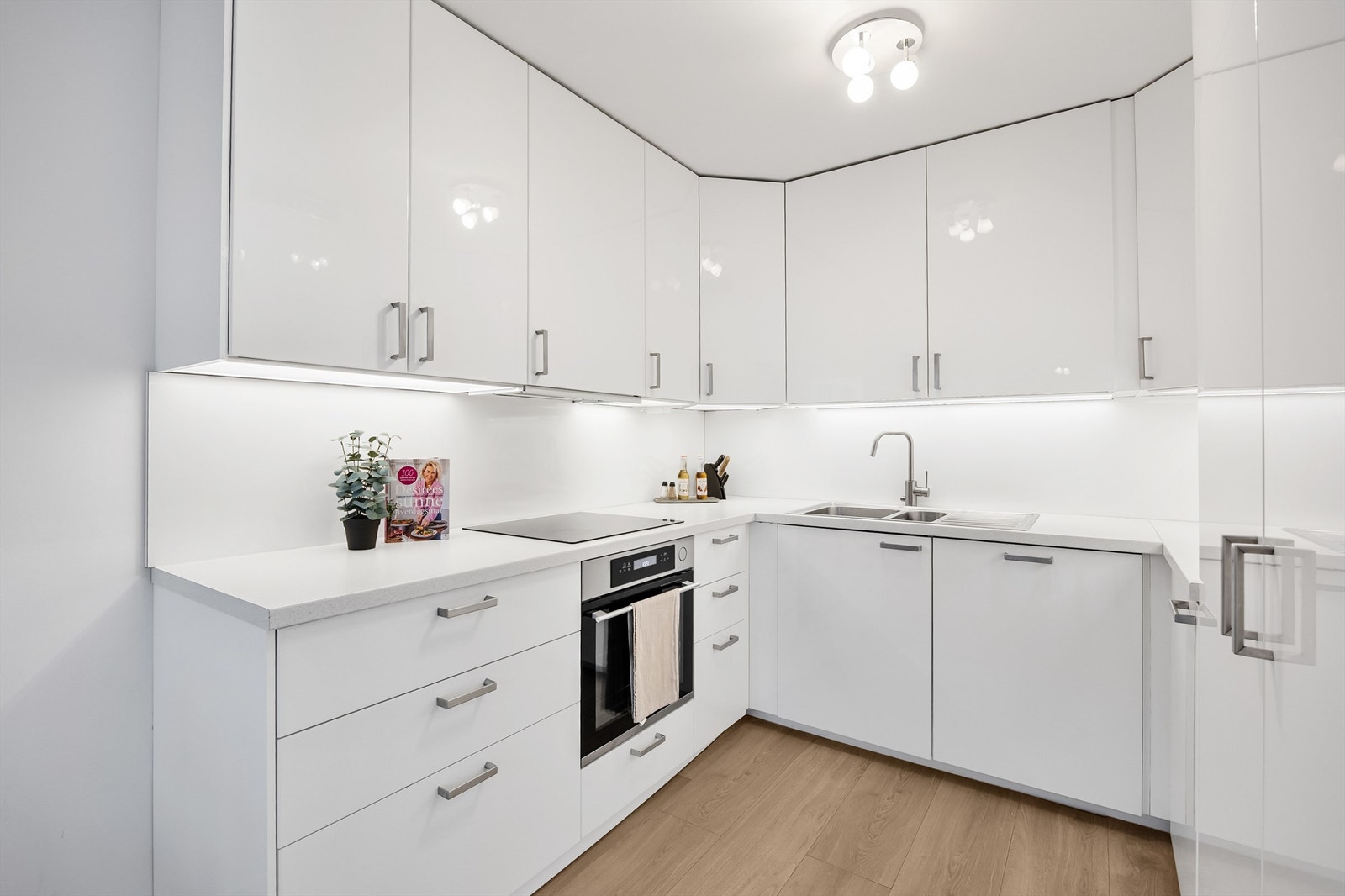 Det er integrert platetopp, komfyr, kjøleskap, fryseskap, oppvaskmaskin og mikro. Galleribilde