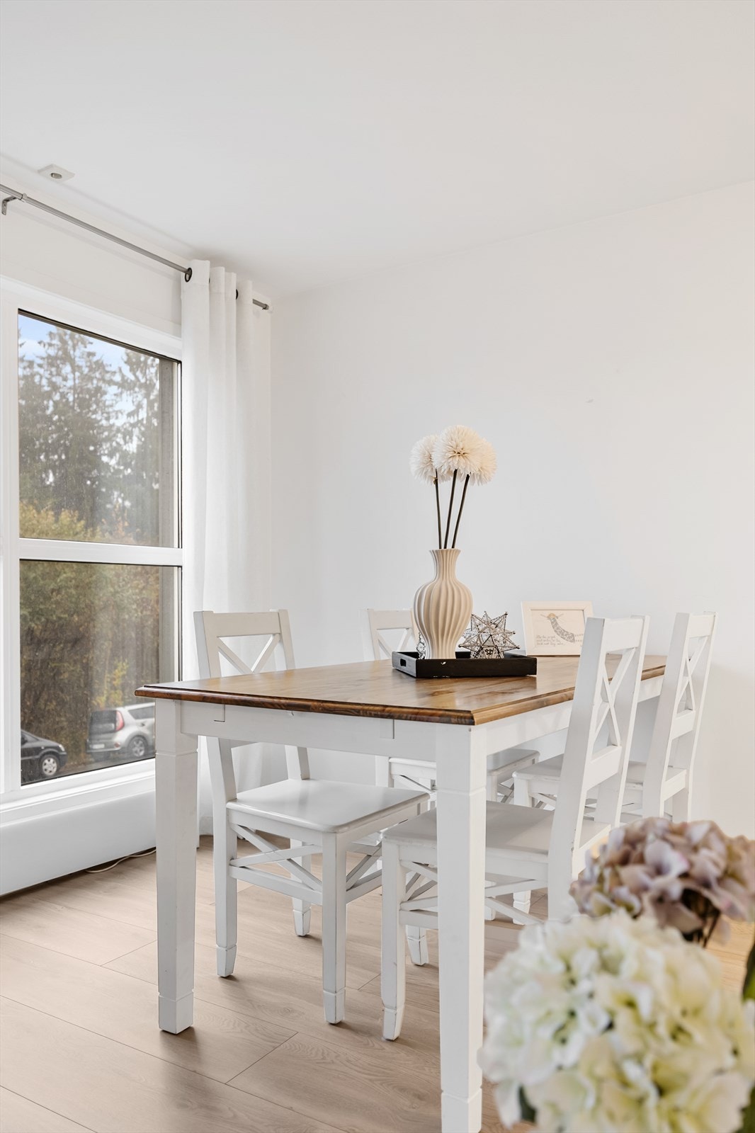 På kjøkkenet er det fin plass til spisebord. Galleribilde