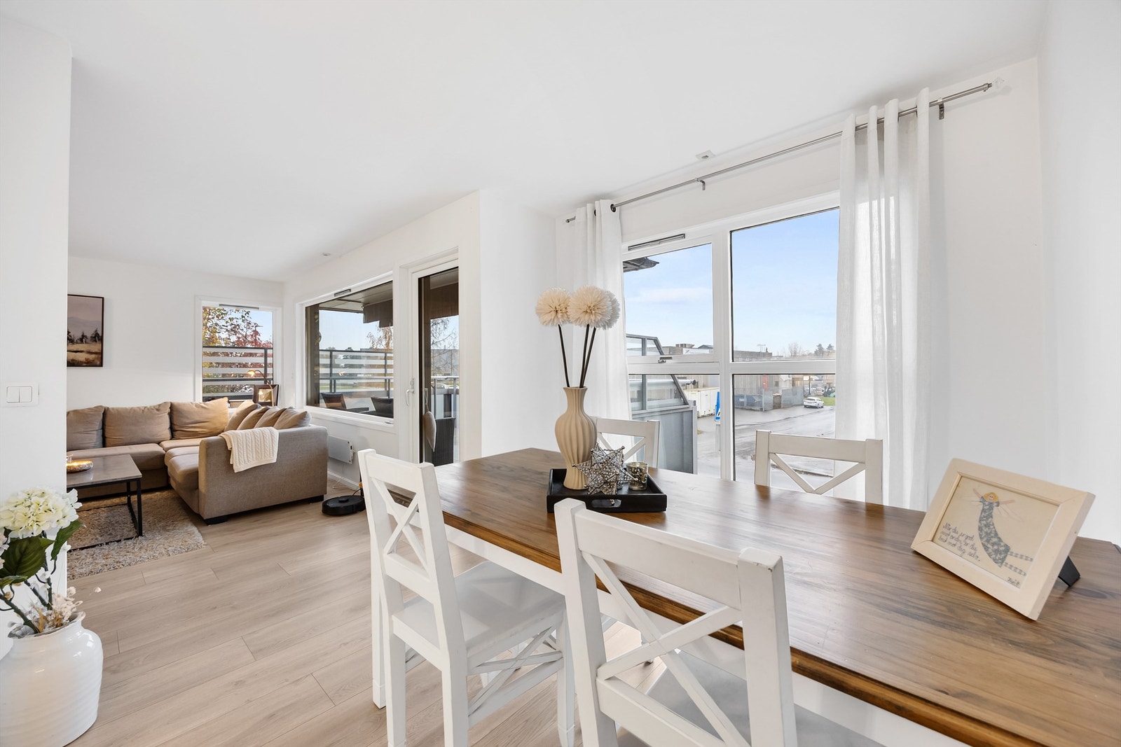 Det er store vindusflater som slipper inn godt med lys. Leiligheten vender mot sydvest. Galleribilde