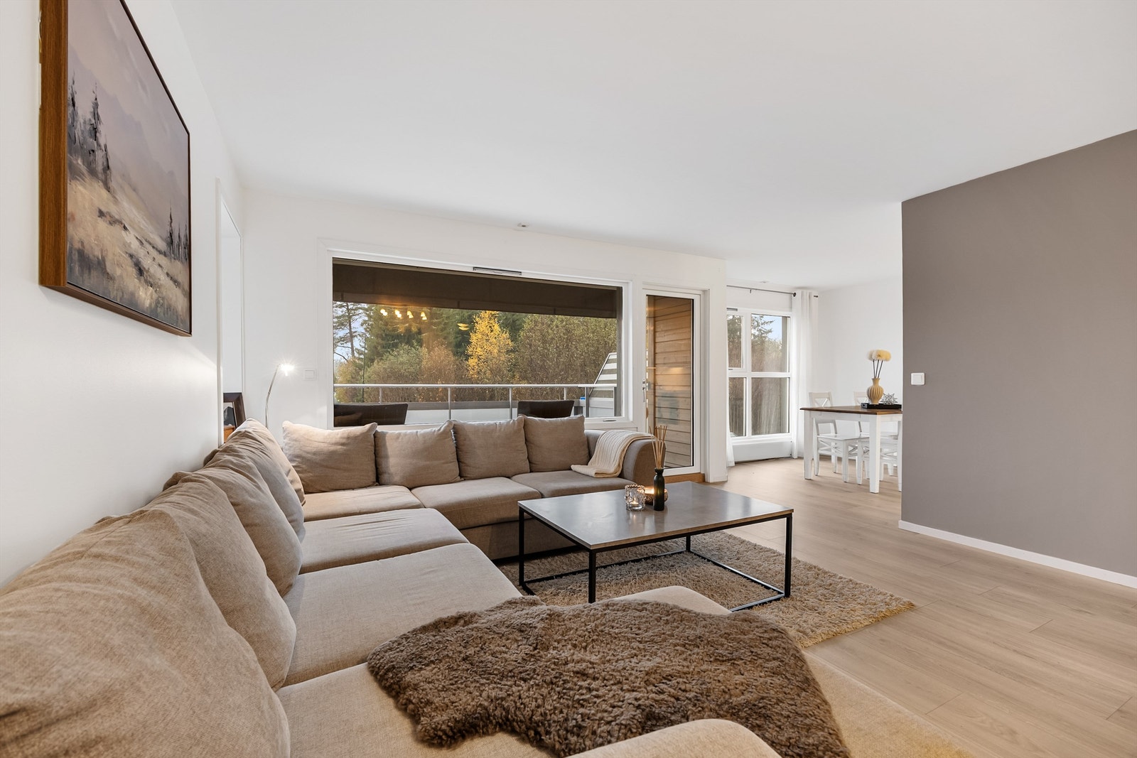 Balkongen ble nylig renovert i regi av borettslaget, og ble ferdigstilt nå i sommer. Galleribilde