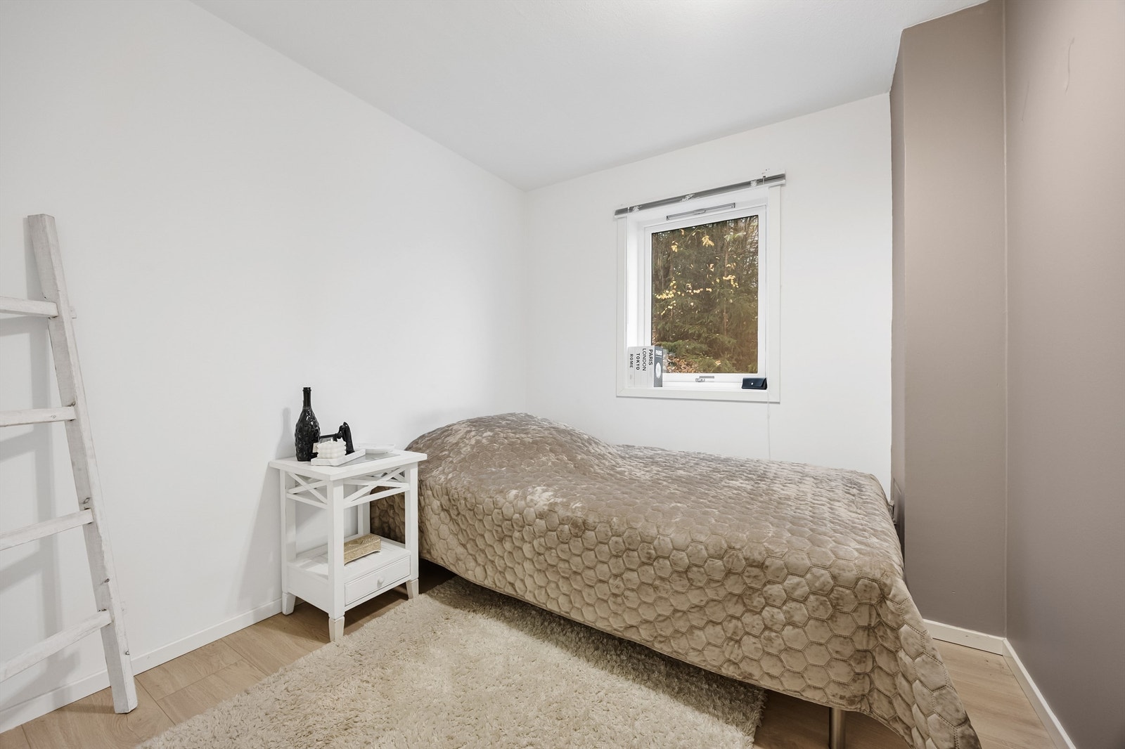 Soverom 2. Også her er det glatte flater, laminat på gulv og en lekker kontrastvegg. Det er fin plass til garderobe om man ønsker å sette inn det. Galleribilde