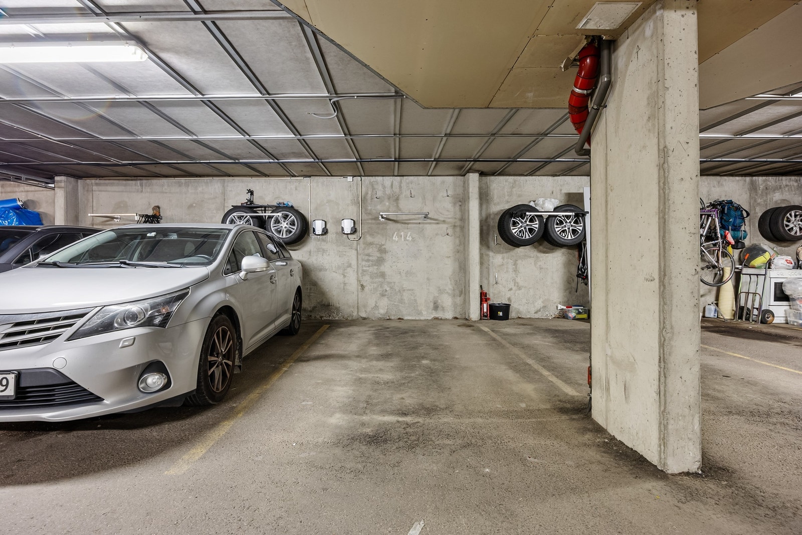 Eier disponerer garasjeplass med elbillader. Galleribilde